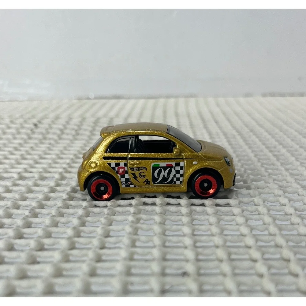 2020-2025 FIAT 500E 2 TWO DOOR GOLD 1/64 SCALE COLLECTIBLE DIECAST MODEL TOY CAR